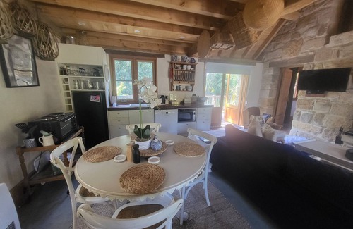 Burradoo Cabaña | Romantic Stone Cottage Overlooking Pond. 5mins to Town