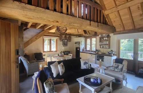 Burradoo Cabaña | Romantic Stone Cottage Overlooking Pond. 5mins to Town