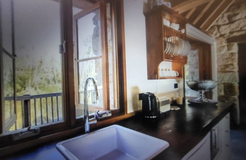 Burradoo Cabaña | Romantic Stone Cottage Overlooking Pond. 5mins to Town