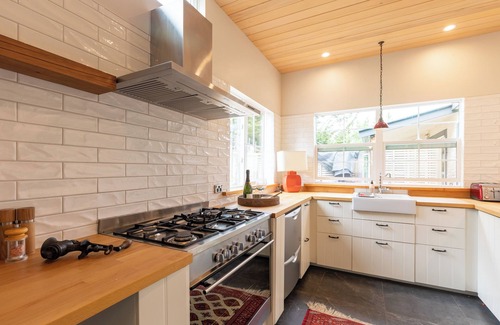 Arrow Junction Cabaña | Romantic stone cottage near historic Arrowtown