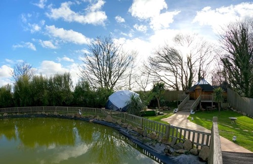 Camborne Casa | Romantic Treehouse with Hot Tub & BBQ Lodge