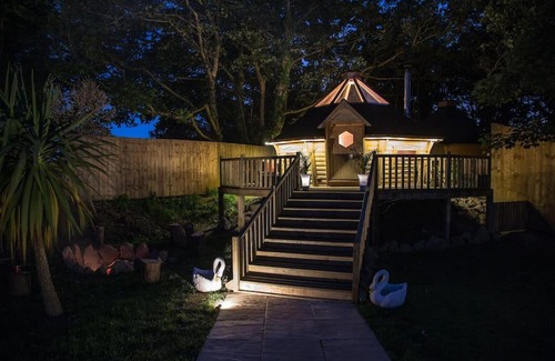 Camborne Casa | Romantic Treehouse with Hot Tub & BBQ Lodge