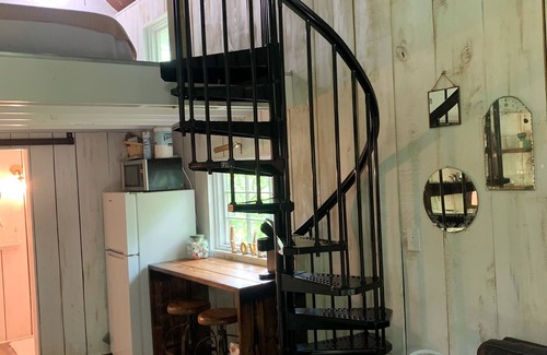 Flintstone Cabaña | Boho Tree House romántica en 70 acres granja