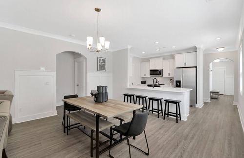 Palmetto Dunes Villa | Romantic Villa w/Jetted Tub 5 Mins from Beach, desk, Smart TV