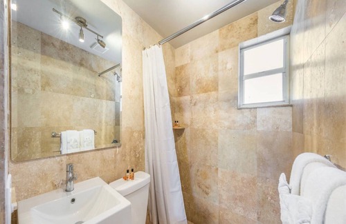 Long Key Hotel | Romantic Waterfront King: Balcony, Private Porch, Pool, Paddleboards & Beach!