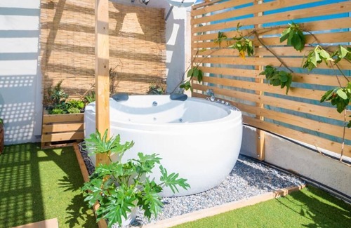 Palaiochora Apartamento | Roofgarden home w/jacuzzi