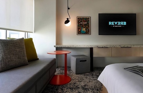 Downtown Atlanta Hotel | Rooftop Bar Onsite! Skyline View w/ Captivating Atmosphere! Parking Available!