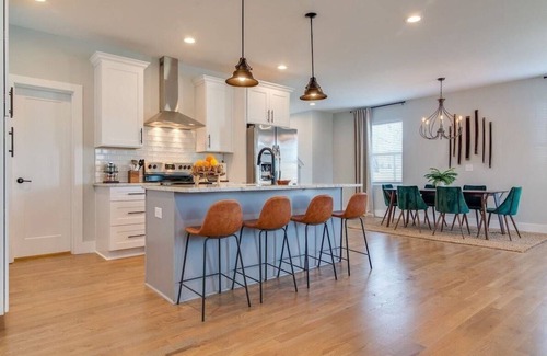 Hope Gardens Casa | Rooftop Fire Pit ~ 2 mil to Brdwy ~ Sleeps 11