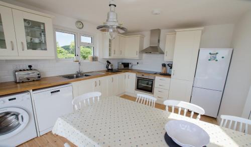 Braunton Casa | Rooftops Braunton, Stylish Beach House - Fantastic Views - Hot Tub hire - Sleeps 8