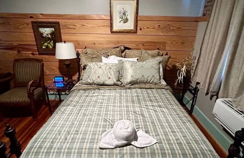 Carthage Hotel | Room 6 (sleeps 2) at Chipley's Squareview Inn