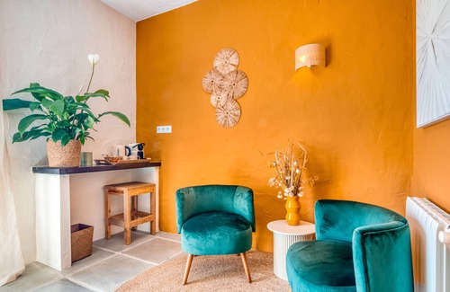 Adsubia Apartamento | Habitación 'Mimbre' con vistas a la montaña, Wi-Fi y aire acondicionado.