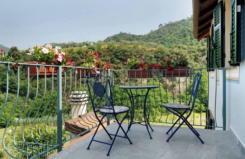 Albisola Superiore Apartamento | Habitación 'Pria' con vistas a la montaña, Wi-Fi y aire acondicionado.