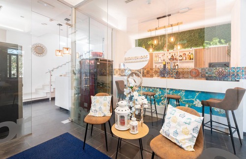 Navajas Apartamento | Habitación 'Rocío' con vistas a la montaña, Wi-Fi y aire acondicionado.