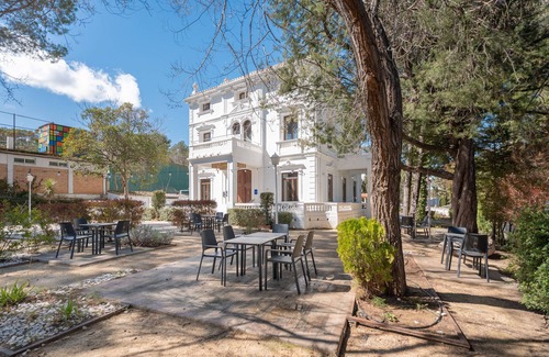 Navajas Apartamento | Habitación 'Rocío' con vistas a la montaña, Wi-Fi y aire acondicionado.
