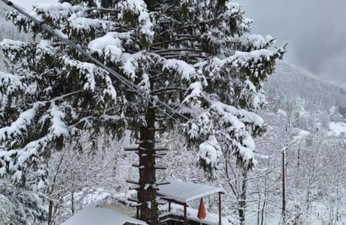 Santo Stefano dʼAveto Apartamento | Habitación 'Soldanella' con vistas a la montaña, piscina compartida y Wi-Fi