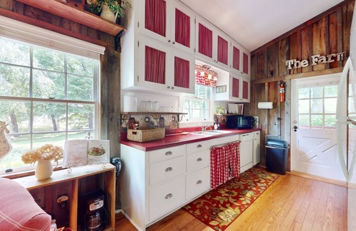 Horse Shoe Casa | Room to Roam | Delightful Country Farmhouse |Fireplace, Firepit & Fishing Pond