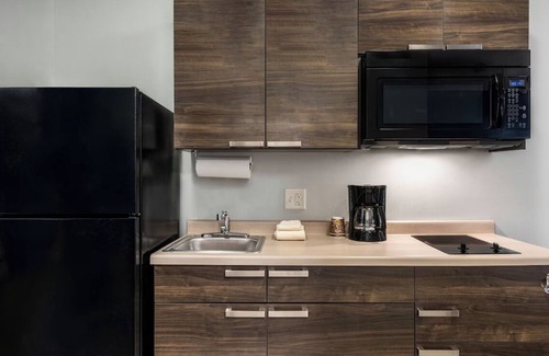 Garner Hotel | Room with Kitchen Close to White Deer Park Nature Center & Raleigh Attractions!