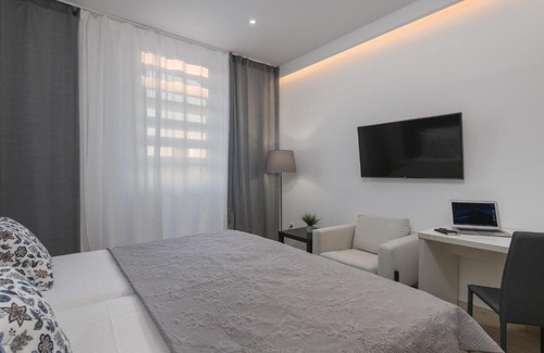 Gruz Hotel | ROOMS4U