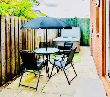 York Casa | Rose Cottage with Hot Tub