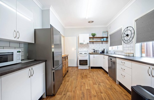 Dubbo Casa | Rosewood Cottage - Stroll to Central, Cosy Escape