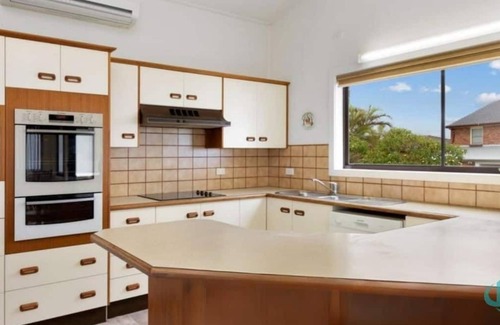 Caves Beach Casa | Rosies Family Spa Retreat - dogs on request