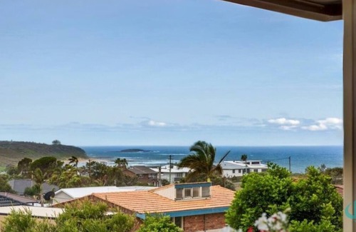 Caves Beach Casa | Rosies Family Spa Retreat - dogs on request