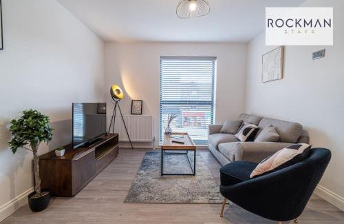 Brentwood Apartamento | Royal Oak 9 - FREE PARKING - Perfect for Contractors - Wi-Fi - Long Term Stays