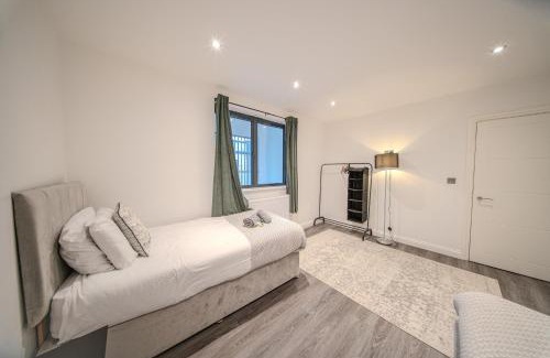 Brentwood Apartamento | Royal Oak 9 - FREE PARKING - Perfect for Contractors - Wi-Fi - Long Term Stays