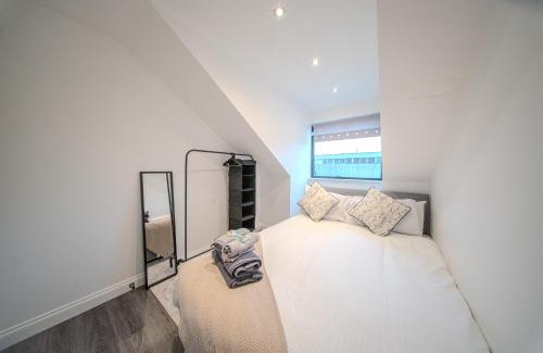 Brentwood Apartamento | Royal Oak 9 - FREE PARKING - Perfect for Contractors - Wi-Fi - Long Term Stays