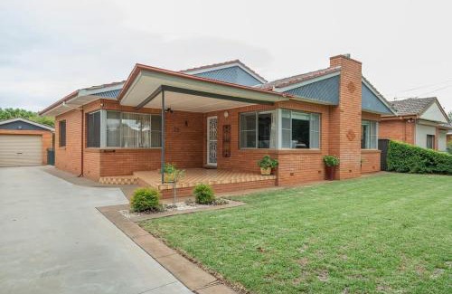 Dubbo Casa | Roycox Cottage - Charming Escape, Fireplace