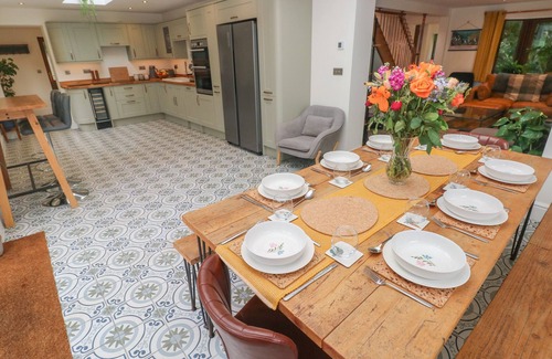 Haverfordwest Casa | RUDBAXTON WATER, pet friendly, with hot tub in Haverfordwest