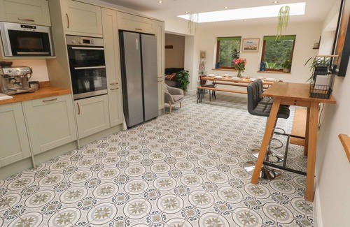 Haverfordwest Casa | RUDBAXTON WATER, pet friendly, with hot tub in Haverfordwest