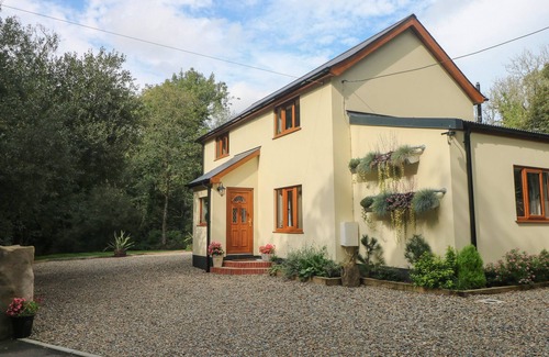 Haverfordwest Casa | RUDBAXTON WATER, pet friendly, with hot tub in Haverfordwest