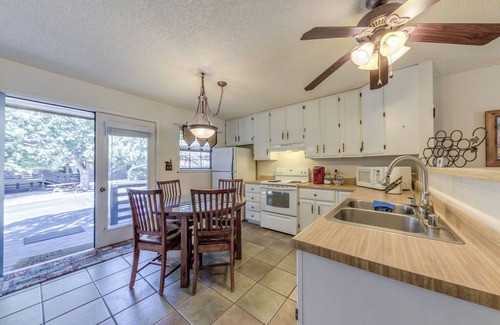 Ruidoso Apartamento | Ruidoso Condo w/ Golf View ~ 17 Mi to Ski Apache!