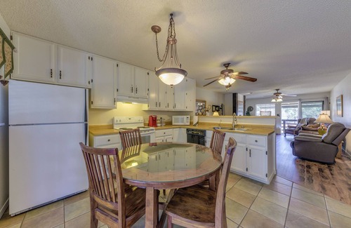 Ruidoso Apartamento | Ruidoso Condo w/ Golf View ~ 17 Mi to Ski Apache!