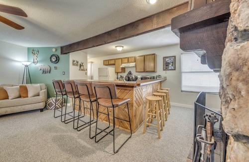 Ruidoso Apartamento | Ruidoso Home w/ Balcony ~ 16 Mi to Ski Apache!