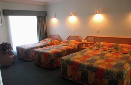 Runaway Bay Hotel | Runaway Bay Motor Inn