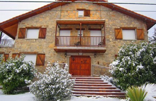 Hoyos del Collado Casa | Casa Rural (Alquiler Completo. 6 habitaciones con baño) 12 pax en GREDOS.