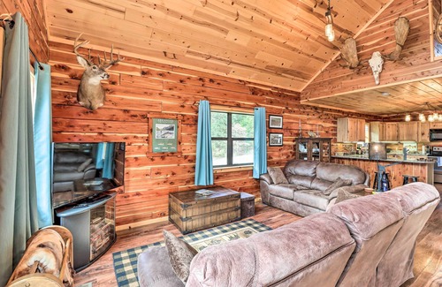 Norfork Cabina | Rural Wooded Cabin Near Trophy Trout Fishing!