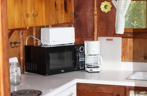 Clearlake Cabina | Rústica cabaña de madera de 1930 duerme siete en el entorno de finca privada