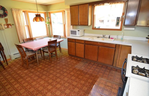 Cable Casa | Rústico, acogedor de 2 dormitorios cabaña de alquiler de lago con difícil encontrar el nivel del lago frente