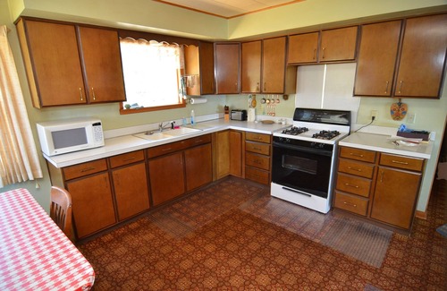 Cable Casa | Rústico, acogedor de 2 dormitorios cabaña de alquiler de lago con difícil encontrar el nivel del lago frente