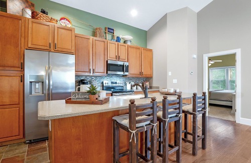 Camdenton Casa | Rustic and Relaxing, 2 Bedroom Cabin on Beautiful Kinderhook!