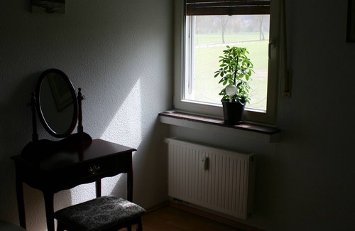 Sundern Apartamento | Apartamento rústico con terraza, chimenea y un gran jardín