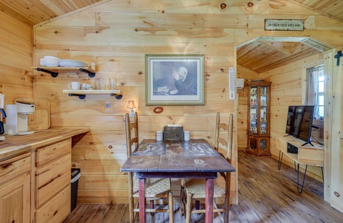 Bean Station Apartamento | Rustic Bean Station Studio w/ Deck & Water Views!