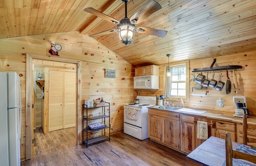 Bean Station Apartamento | Rustic Bean Station Studio w/ Deck & Water Views!