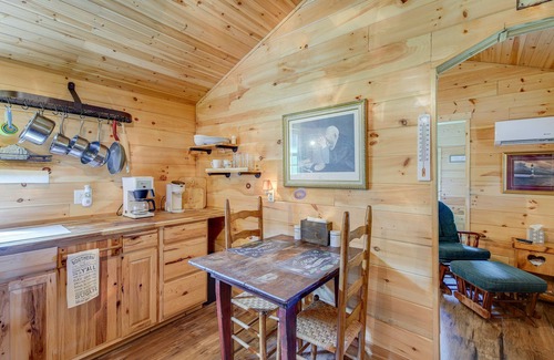 Bean Station Apartamento | Rustic Bean Station Studio w/ Deck & Water Views!