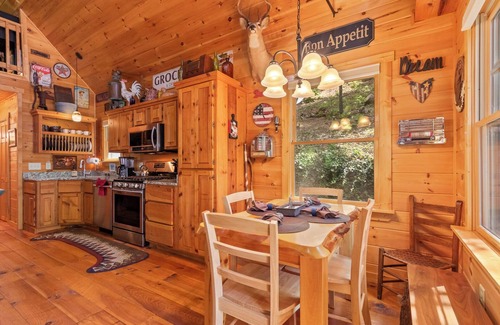 Murphy Cabina | Rustic Cabin just outside of Murphy, NC with beautiful mountain views!
