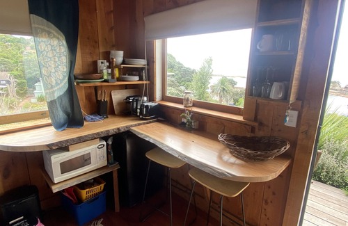 Waiheke Island Cabina | Rustic cabin, sea views, deck, bbq, kayak/SUP, wifi, 2 mins walk to beach, pets