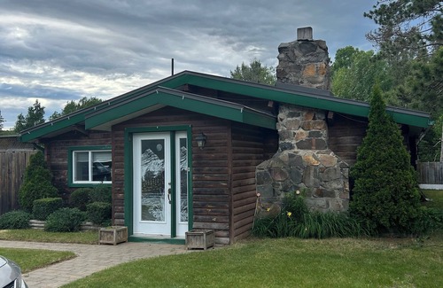Webbwood Cabina | Rustic cabin with pool.